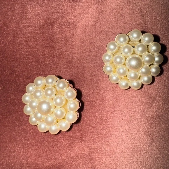 Lot of Vintage Costume Jewelry - 5 pairs of clip on earrings. - Picture 4 of 7